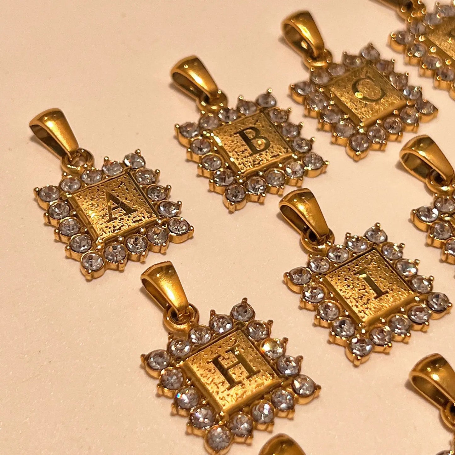 Personalized Tarnish-Free Stainless Steel 18K Gold Plated Zircon Letter Pendant Choker Necklace for Women